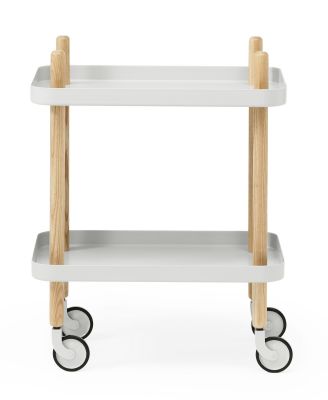 Normann Copenhagen Block Table Servierwagen in Hellgrau mit zwei Ablageflächen und Holzbeinen.